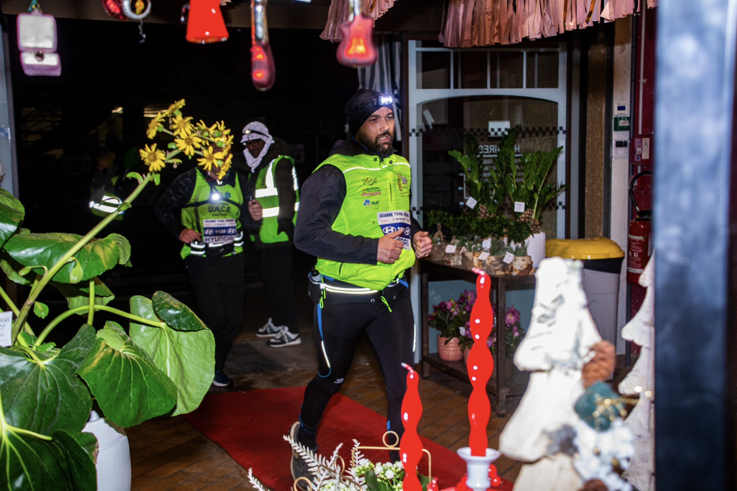 Entre les décorations de Noël